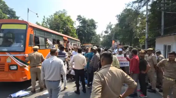 68500 Teacher Recruitment: केशव चाचा बाहर आओ..., शिक्षक भर्ती के अभ्यर्थियों ने किया DCM के आवास का घेराव